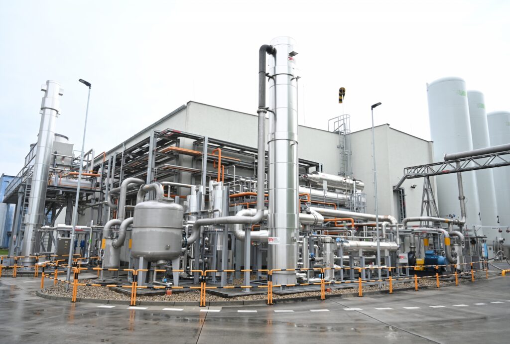 Na snímke zariadenie na zachytávanie a skvapalňovanie CO2 počas slávnostného uvedenia prvého zariadenia na zachytávanie a skvapalňovanie CO2 na Slovensku v areáli spoločnosti Enviral v Leopoldove
