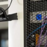 Malý termálny senzor Axis F2180-TE diskrétne monitoruje teplotu v serverovni pre včasnú detekciu prehrievania.