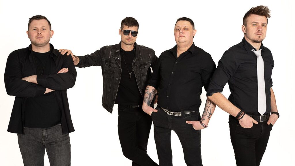 Členovia slovenskej rockovej kapely Volume v zábere z videoklipu k novému singlu Nie sme svätí.