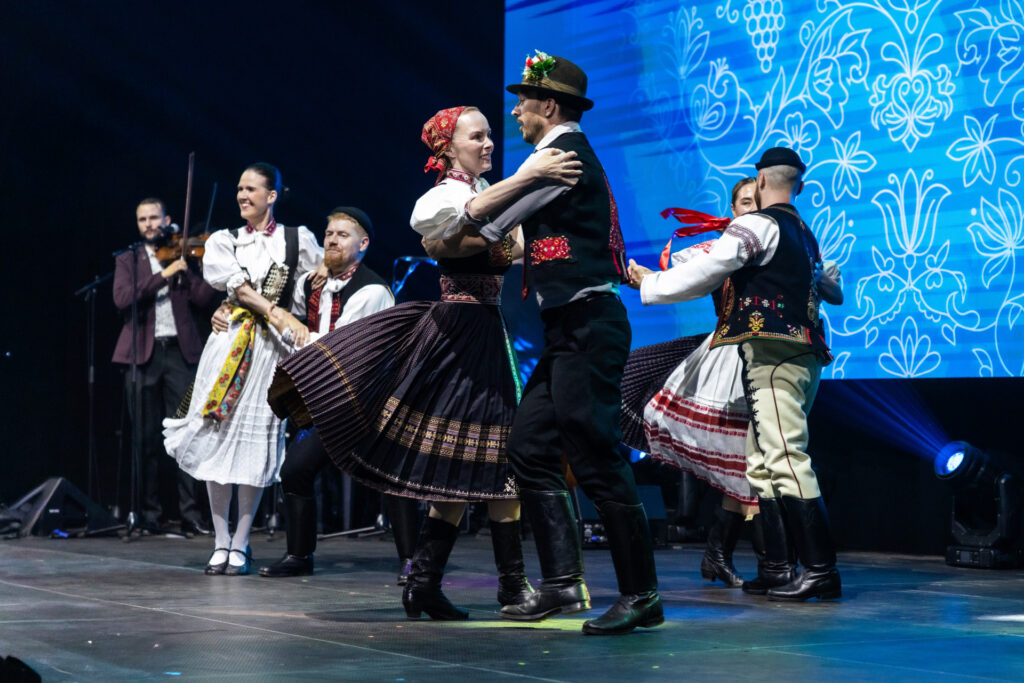 Obr. 2: Program galavečera spestrilo tanečné vystúpenie folklórneho súboru Kumšt.