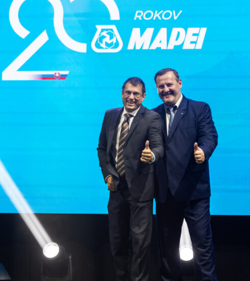 Marco Squinzi, vnuk zakladateľa spoločnosti a generálny riaditeľ skupiny MAPEI, spolu s Miroslavom Jaškom, generálnym riaditeľom Mapei Slovensko.